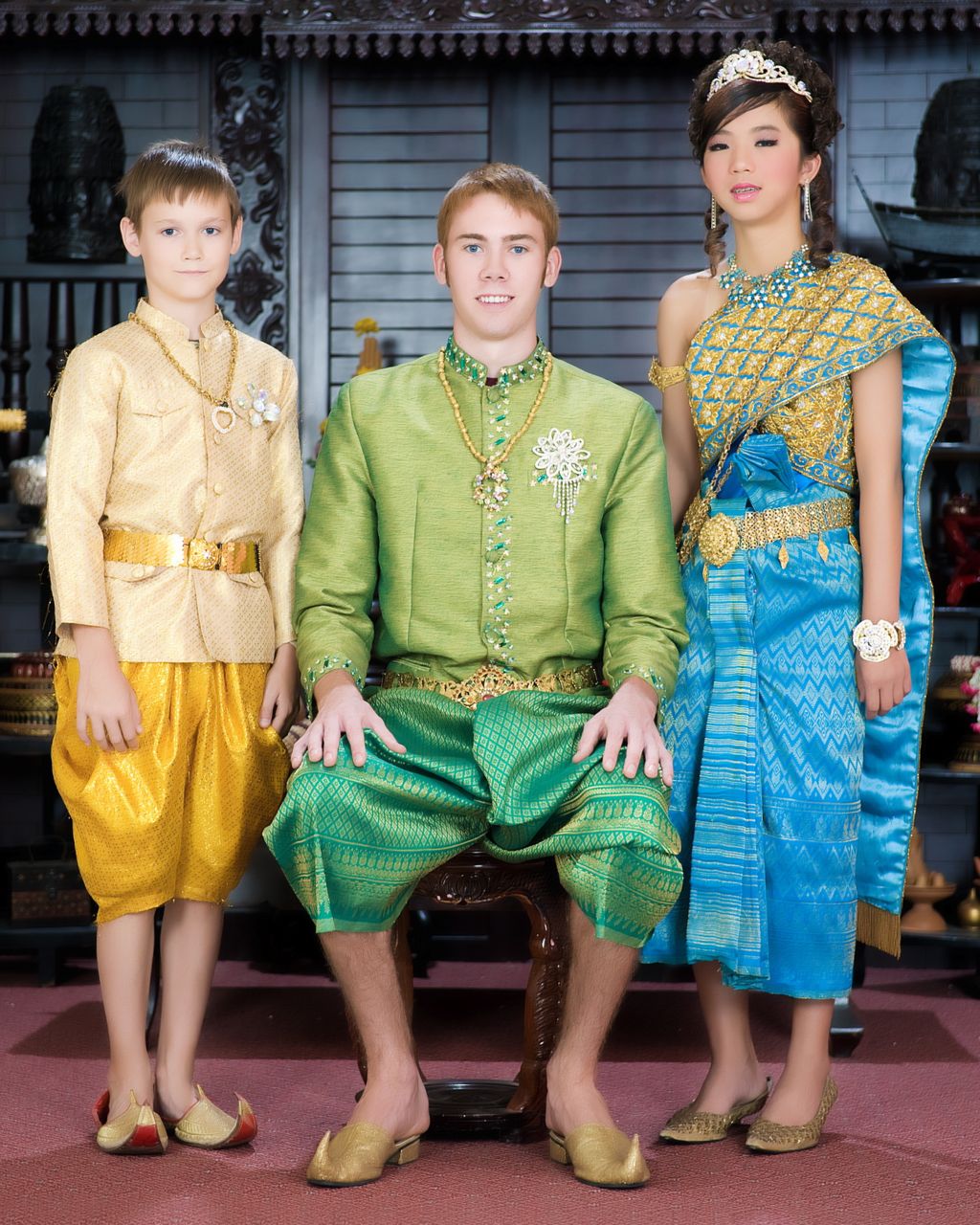 Тайцы одежда. Лаос национальный костюм. Тайланд традиционный костюм. Тайская Национальная одежда. Тайский народный костюм.