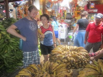 Martin and Anna pricing the bananas