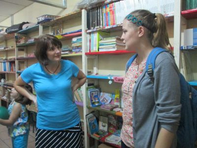 Emma explains the work that she has been doing especially in the biblioteca/library of the school.