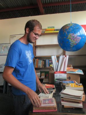 Wade surveying books in the El Lagartillo library.