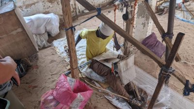 Weaver at Ndem demonstrating his trade