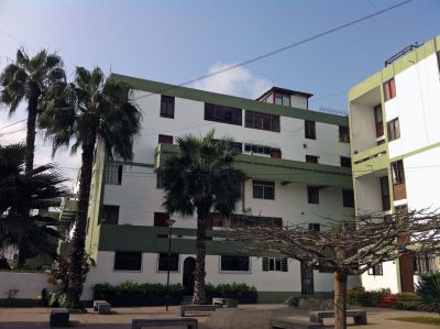 Casa Goshen is located in a large apartment complex (Residencial Santa Cruz) on the border between the San Isidro and Miraflores districts of Lima. The apartment is on the top two floors of of this building, on the extreme left.