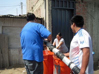 A resident of Chavín de Huántar accepts water from Jacob.