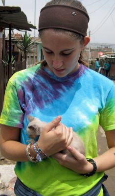 Lauren makes a new friend in Chavín de Huántar.