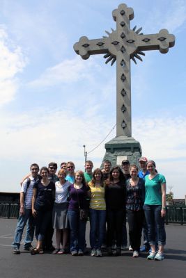 Students pose in front of the cross at the Cerro San Cristóbal. 