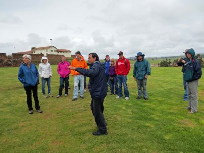 Oswaldo Palomino provides an overview to students at Chinchero.