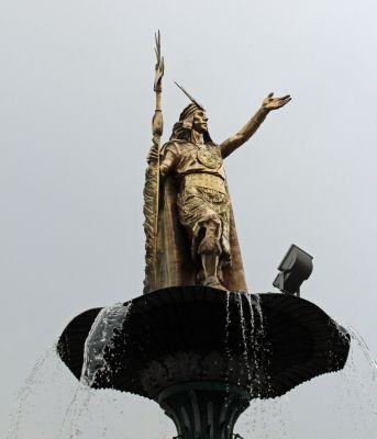 A statue of an Inca leader in the Plaza de Armas.