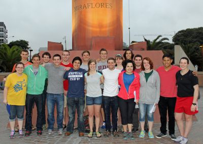 Students pause for a group photo at the Ovalo Gutierrez.