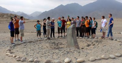 Students learn about the sundial used by ancient people in Caral.