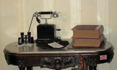 A telephone in Ricardo Palma's office.