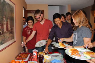 Students dig into breakfast.