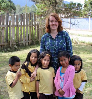 Sierra and a group of students at Los Tres Reyes primary school. 