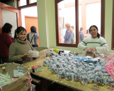 Manos Amigas workers packing an order for Ten Thousand Villages.