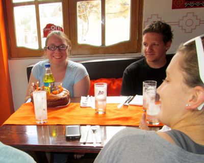 Singing Happy Birthday / Feliz Cumpleaños to Jessica during lunch in Ollantaytambo.