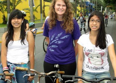 Jimena, Joanna and María pose along Arequipa.