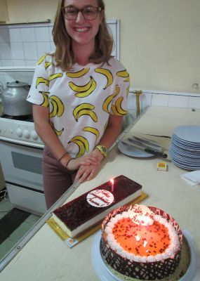 Anna celebrates a birthday with maracuyá cheesecake.