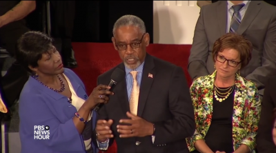 Arvis Dawson '76 addresses President Obama during PBS NewsHour's town hall event on June 1. 