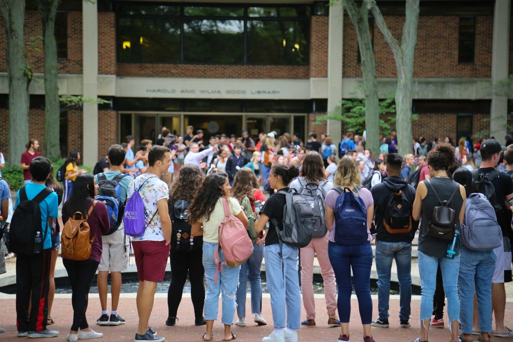 GC students surrounding the fountain