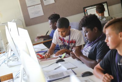 5 students in a computer lab